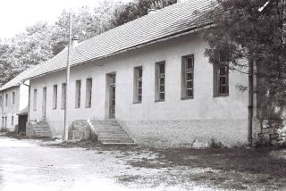 Škola  u Čelebiću (snimak napravljen 1990. godine): nigdje nije bilo nikakvog biljega koji bi podsjećao na stravički zločin koji je tu počinjen